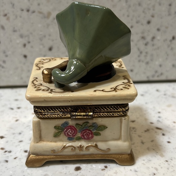 Gramophone porcelain record player trinket box embossed roses - Picture 4 of 12